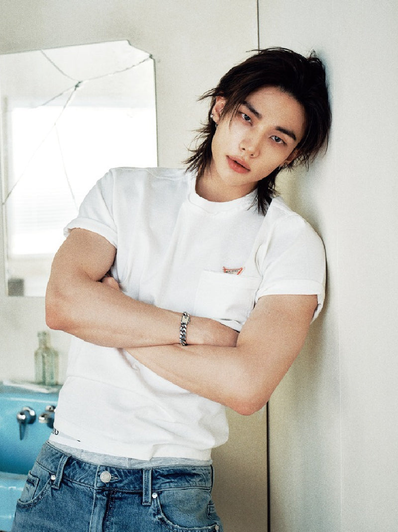GUESS X HYUNJIN Unisex Mini Original Triangle T-Shirt – GUESS Thailand