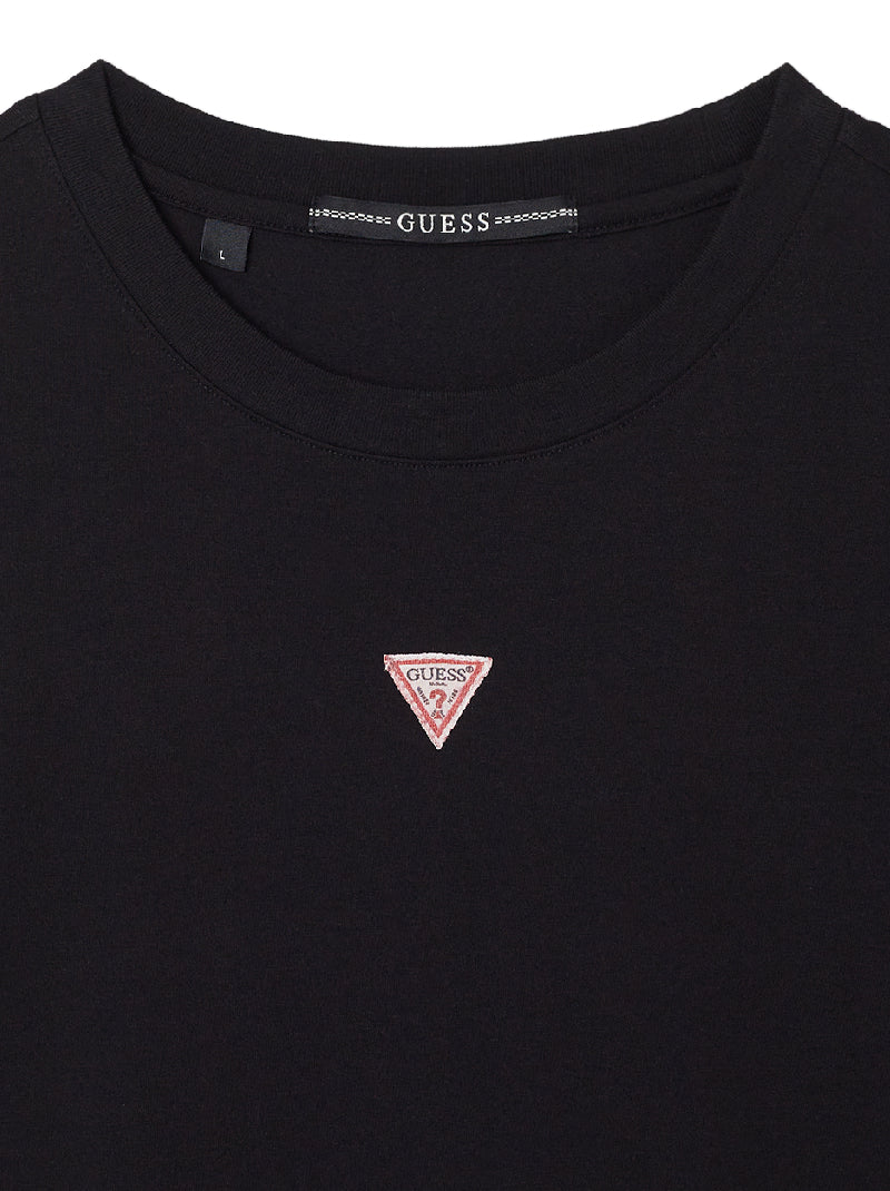 เสื้อยืด GUESS X HYUNJIN Round Neck Mini Triangle Logo – GUESS